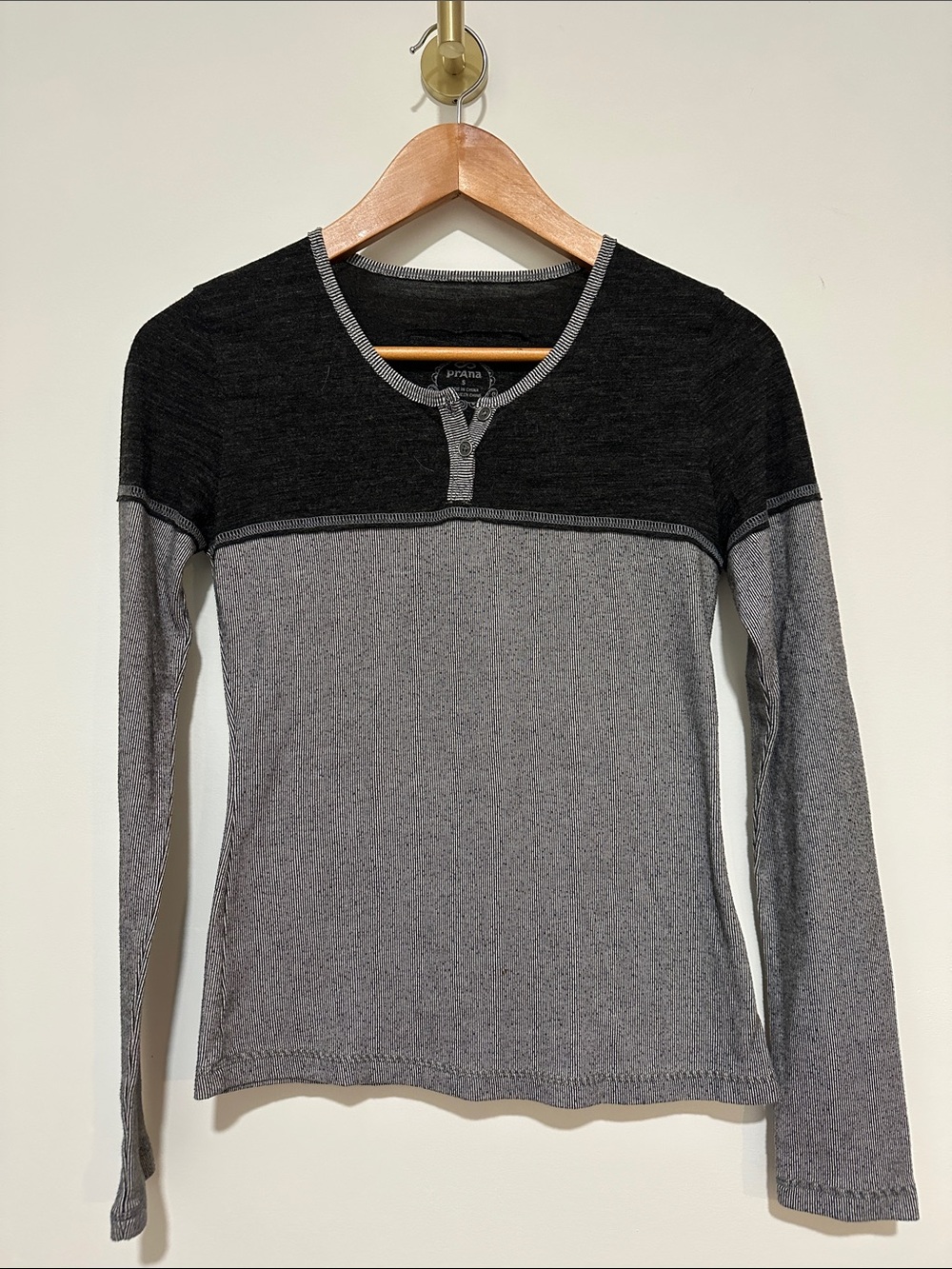 Prana Women’s Two-Tone Gray & Black Long-Sleeve Henley Top